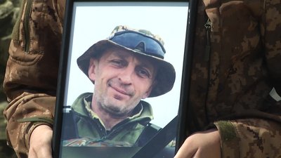 У Житомирі попрощалися з десантником Русланом Мошківським, який загинув від ворожої кулі У Житомирі попрощалися з десантником Русланом Мошківським, який загинув від ворожої кулі