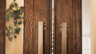 Відреставровані двері-віяло на вулиці Снопківській, 28 Відреставровані двері-віяло на вулиці Снопківській, 28