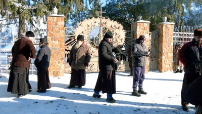 Віряни ПЦУ в середині храму, УПЦ – ззовні. Навколо церкви – спецпризначенці та поліція Віряни ПЦУ в середині храму, УПЦ – ззовні. Навколо церкви – спецпризначенці та поліція