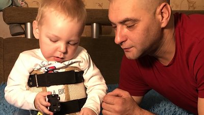 Зарядка та масаж — щоденні процедури дворічного Павлика Мотички, котрий хворіє на СМА Зарядка та масаж — щоденні процедури дворічного Павлика Мотички, котрий хворіє на СМА
