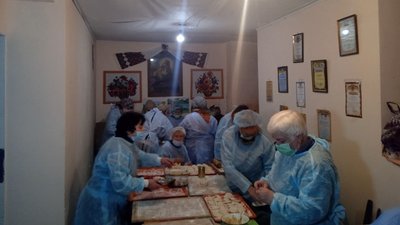 Тернопільські волонтерки приготували 4 000 вареників для військових