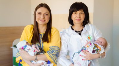 Ірина з дітьми та директорка перинатального центру Марія Малачинська Ірина з дітьми та директорка перинатального центру Марія Малачинська