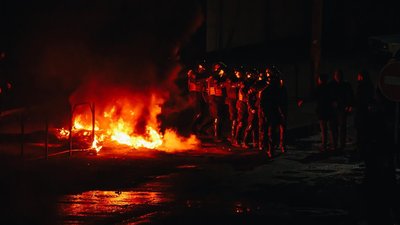 Через вбивство мешканця Каховки біля місцевої поліції підпалили шини