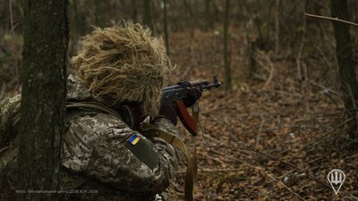 Український військовий під час тренувань