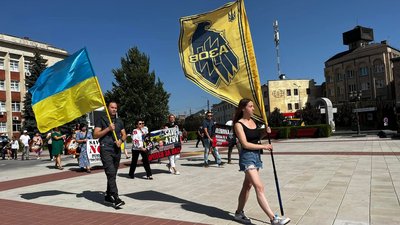 Врятувати героїв: в Умані родини полонених захисників "Азовсталі" провели акцію Врятувати героїв: в Умані родини полонених захисників "Азовсталі" провели акцію