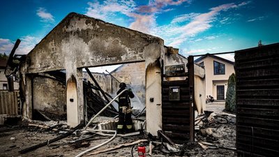 Пожежа у гаражі, яка спалахнула у Харкові вдень 16 липня Пожежа у гаражі, яка спалахнула у Харкові вдень 16 липня