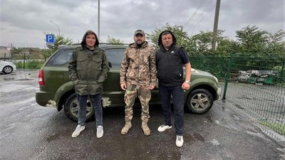 Закарпатському волонтеру Андрію Любці передали зібрані гроші з концертів студії танцю "Бліц" Закарпатському волонтеру Андрію Любці передали зібрані гроші з концертів студії танцю "Бліц"