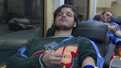 Тарас Балда здає кров у мобільному пункті Тарас Балда здає кров у мобільному пункті