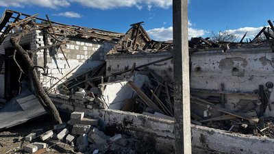 Що відбувається на місці ракетного удару по передмістю Дніпра: фоторепортаж