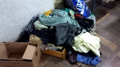"Не вистачає матеріалів та робочих рук". У Сумах волонтери плетуть маскувальні сітки для захисників "Не вистачає матеріалів та робочих рук". У Сумах волонтери плетуть маскувальні сітки для захисників