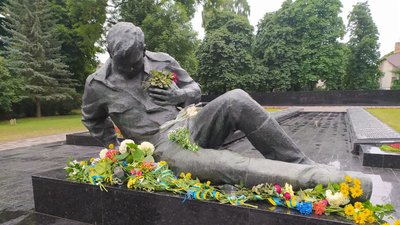 У Луцьку вшанували пам'ять загиблих у Другій світовій війні У Луцьку вшанували пам'ять загиблих у Другій світовій війні
