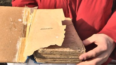 На акцію у Луцьку школяр приніс видання "Кобзаря", якому майже 200 років На акцію у Луцьку школяр приніс видання "Кобзаря", якому майже 200 років