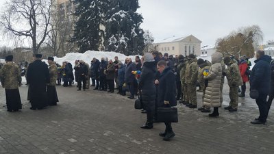 У Луцьку вшанували бійців, які полягли в Іловайську та Дебальцеве У Луцьку вшанували бійців, які полягли в Іловайську та Дебальцеве