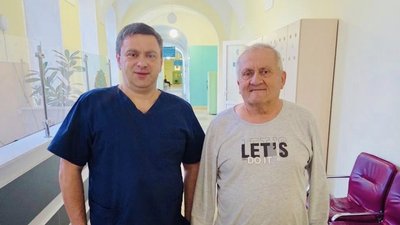 Кшиштоф Савчук з хірургом