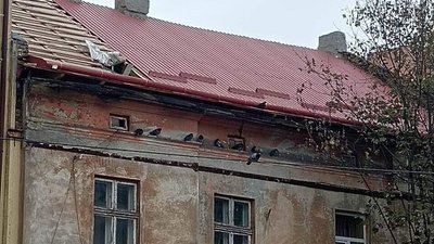 Дах будинку після обстрілу