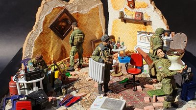 Литовський митець виставив на аукціон фігурки російських солдатів-мародерів