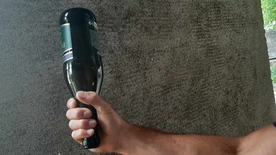 У Хмельницькому чоловік скляною пляшкою понівечив знайомого