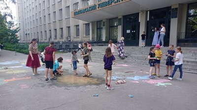 У Полтаві для дітей-переселенців влаштовують арт-терапію та заняття з робототехніки
