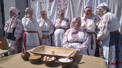 Нематеріальна спадщина України: у Житомирі навчали готувати старовинну обрядову страву крупки та збирали гроші для ЗСУ Нематеріальна спадщина України: у Житомирі навчали готувати старовинну обрядову страву крупки та збирали гроші для ЗСУ
