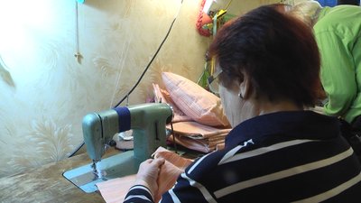 Шиють і в'яжуть: "Бабусин батальйон" на Житомирщині допомагає ЗСУ