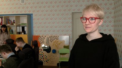Вихованці Чернігівського навчально-реабілітаційного центру намалювали будиночки, щоб прикрасити ресторан Вихованці Чернігівського навчально-реабілітаційного центру намалювали будиночки, щоб прикрасити ресторан