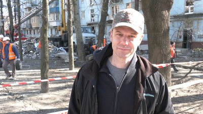 У Запоріжжі, куди влучила російська ракета продовжують розбирати завали У Запоріжжі, куди влучила російська ракета продовжують розбирати завали