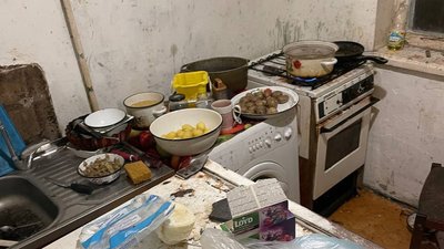 Занедбані та голодні. У Дніпрі виявили шістьох дітей, що проживали в жахливих умовах Занедбані та голодні. У Дніпрі виявили шістьох дітей, що проживали в жахливих умовах