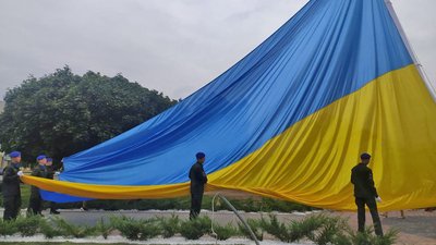 Генеральна репетиція: нацгвардійці у Луцьку тренувалися підіймати найбільший в області стяг