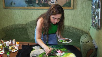 Хмельницька художниця створює картини на одязі, меблях і будинках