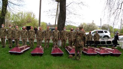На Житомирщині перепоховали останки 100 воїнів, які загинули в Другій світовій На Житомирщині перепоховали останки 100 воїнів, які загинули в Другій світовій