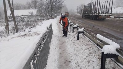 Попри крижаний дощ вночі, проїзд дорогами Житомирщини – без ускладнень Попри крижаний дощ вночі, проїзд дорогами Житомирщини – без ускладнень