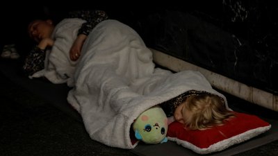 Люди на станції метро у Києві