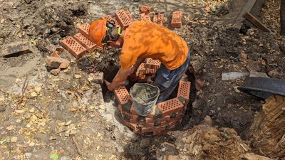 "Миколаївводоканал" відновлює каналізаційні колодязі після обстрілів