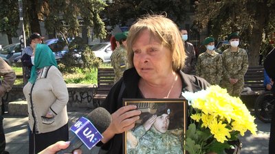 У Житомирі в День Героїв вшанували пам'ять загиблих воїнів У Житомирі в День Героїв вшанували пам'ять загиблих воїнів