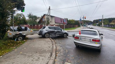 П'яний водій проїхав на червоний світлофор і зіткнувся з авто у Чернігові