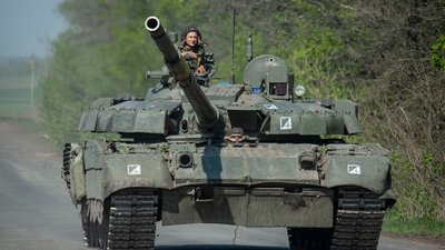 "Спостерігаємо, як кабани бігають": 93 бригада показала трофейний танк, який використовують у боях на Ізюмщині