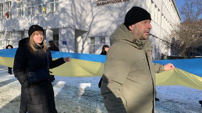 До Дня Соборності України в Ужгороді розгорнули 100-метровий державний прапор До Дня Соборності України в Ужгороді розгорнули 100-метровий державний прапор