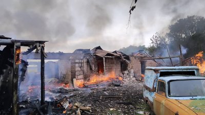 Намагалися загасити самі: на Чернігівщині згоріли два сараї, авто та житловий будинок Намагалися загасити самі: на Чернігівщині згоріли два сараї, авто та житловий будинок