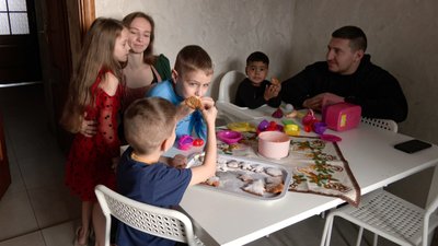 Родина Руденків з Маріуполя, які всиновили хлопчика з Луцького дитбудинку