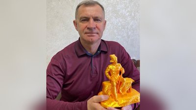 Вадим Батечко тримає 3D-модель пам’ятника Нестору Махну