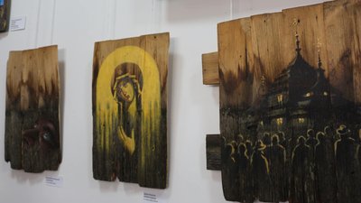 У Музеї писанки у Коломиї відкрили виставку картин на старовинній ґонті