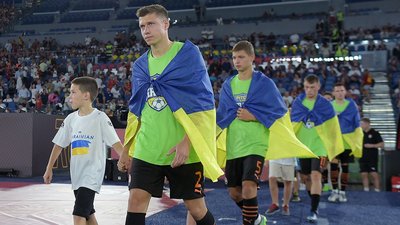 Футболісти "Шахтаря" вийшли загорнуті у прапори України. Футболісти "Шахтаря" вийшли загорнуті у прапори України.