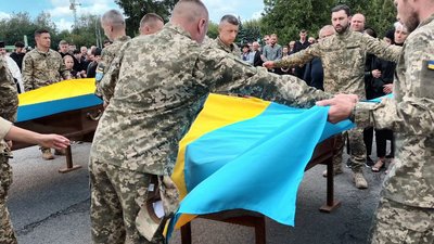 У Тернополі попрощалися з двома загиблими бійцями У Тернополі попрощалися з двома загиблими бійцями
