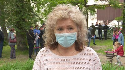 У Дніпрі протестують проти демонтажу дитячого майданчика, встановленого два місяці тому (репортаж) У Дніпрі протестують проти демонтажу дитячого майданчика, встановленого два місяці тому (репортаж)