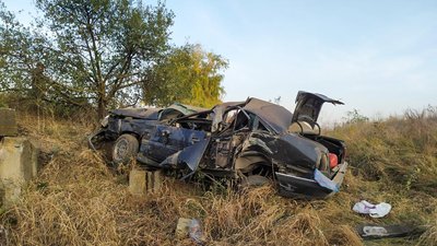 На Миколаївщині перекинулась автівка. Одна людина загинула