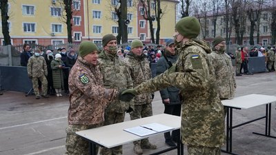 У військовій частині в Чернігові 144 новобранці склали присягу У військовій частині в Чернігові 144 новобранці склали присягу