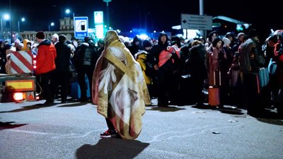 На пункті пропуску до Польщі люди стоять у черзі по 5-8 годин На пункті пропуску до Польщі люди стоять у черзі по 5-8 годин