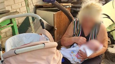 У Херсоні поліцейські склали адмінпротоколи на жінку, яка покинула 3-ох дітей на бабусю