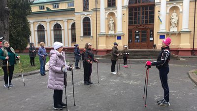 У Львові проводять безкоштовні заняття із скандинавської ходьби У Львові проводять безкоштовні заняття із скандинавської ходьби
