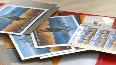 В Івано-Франківську біля Головпоштамту — черги людей. Усі хочуть придбати нову марку В Івано-Франківську біля Головпоштамту — черги людей. Усі хочуть придбати нову марку